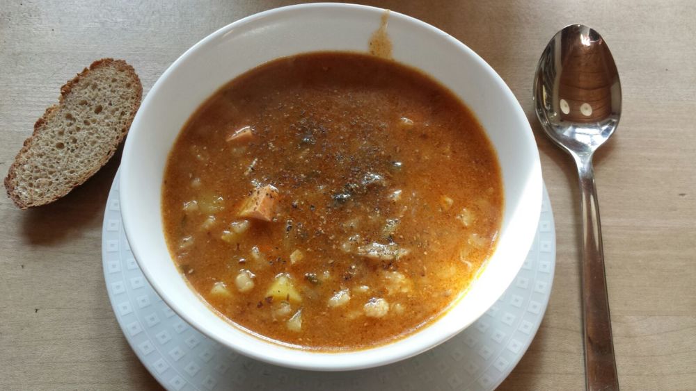 Suppe mit Soja und vegetarischem Leberkäse