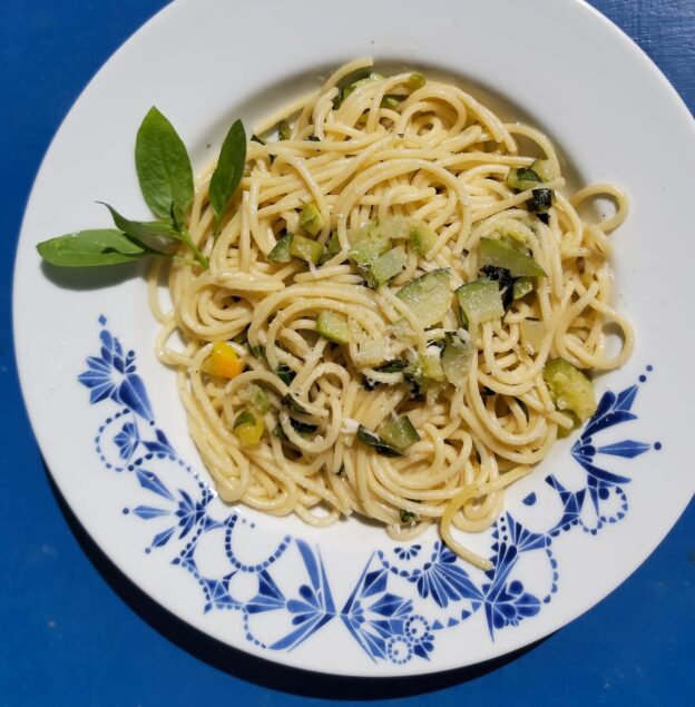 Spaghetti mit Zucchini und Knoblauch